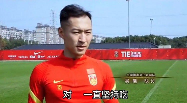 萧老太太不由皱眉，低声道：也不知道前面那位先生到底是什么人，难不成你爸和你哥也被他们送到机场了？萧薇薇一下子紧张起来，说：奶奶，他们该不会是叶辰派来的吧，该不会是要让我们滚出金陵、永远不让我们回来吧？不太可能。